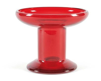 vase en verre rouge à bords évasé, le fût...