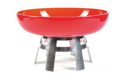 Coupe en verre rouge reposant sur six pieds...
