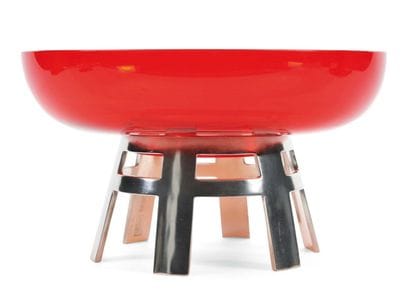 Coupe en verre rouge reposant sur six pieds...