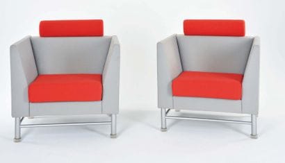 Paire de fauteuils en draps de laine couleur...
