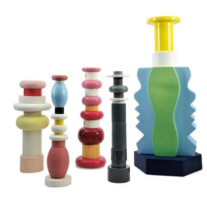 suite de quatre totems a./ en céramique émaillée...