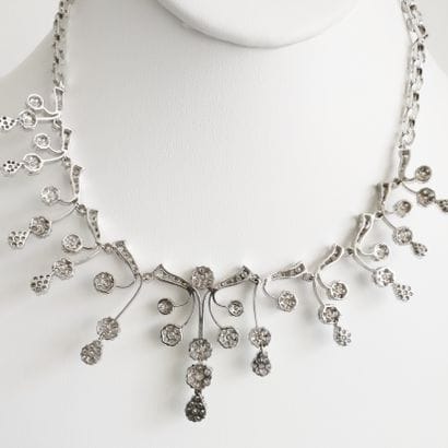 Parure en or blanc composé d'un collier et...
