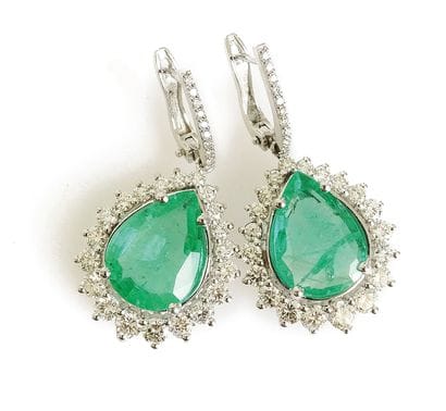 Boucles d'oreilles en or blanc ornées d'émeraudes...