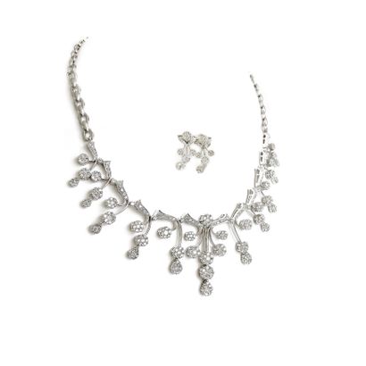 Parure en or blanc composé d'un collier et...