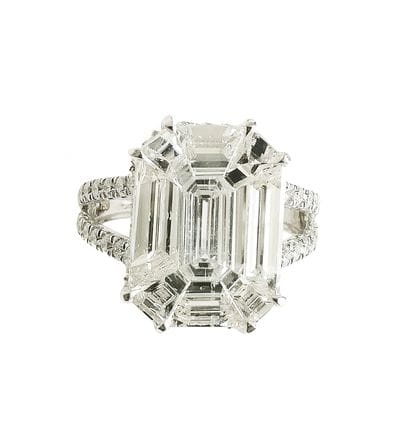 Bague en or blanc ornée d'un diamant de 5,75...