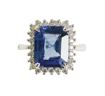 Bague en or blanc ornée d'un saphir de 4,84...