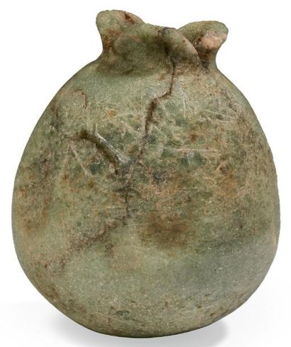 ÉGYPTE
FLACON EN FORME DE GRENADE. Il reproduit...
