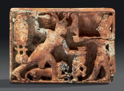 ÉGYPTE
GRANDE AMULETTE biface sculptée d'un...