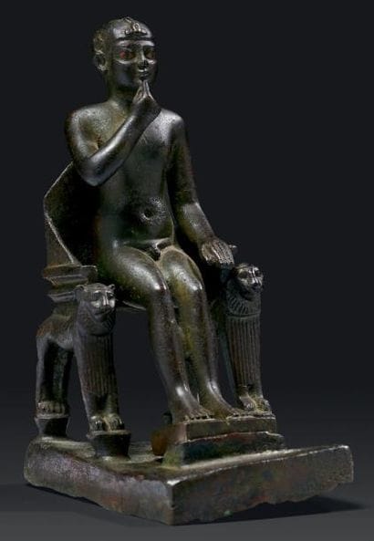 ÉGYPTE
STATUETTE VOTIVE DU DIEU HARPOCRATE...