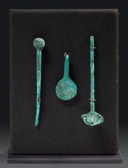 ÉGYPTE
LOT COMPOSÉ DE TROIS INSTRUMENTS CHIRURGICAUX...