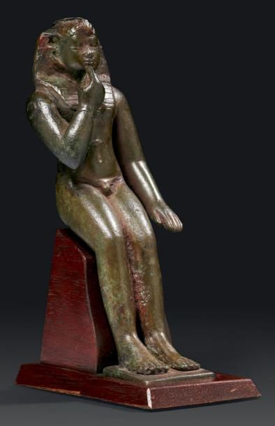 ÉGYPTE
STATUETTE VOTIVE D'UN DIEU-ENFANT....