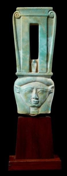 ÉGYPTE
GRAND SISTRE HATHORIQUE. Sommet de...