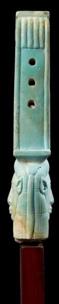 ÉGYPTE
GRAND SISTRE HATHORIQUE. Sommet de...