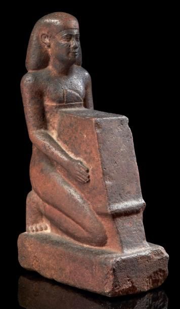 ÉGYPTE
STATUE NAOPHORE DE DIGNITAIRE. Elle...