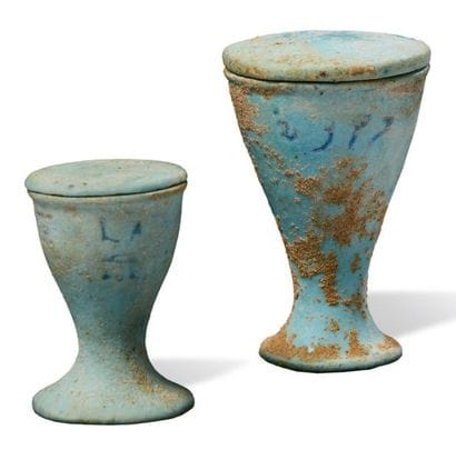 ÉGYPTE
LOT COMPOSÉ DE DEUX VASES COUVERTS,...
