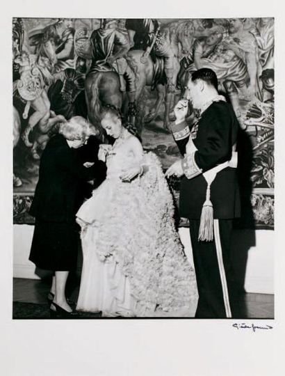 GISÈLE FREUND (1912-2000)
Evita gets dress...