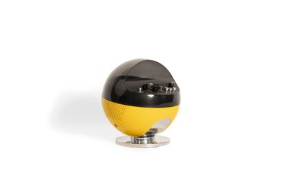 WELTRON 
Ball-shaped radio in yellow plastic...