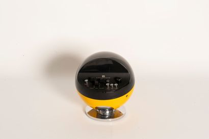 WELTRON 
Ball-shaped radio in yellow plastic...