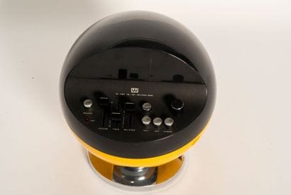 WELTRON 
Ball-shaped radio in yellow plastic...
