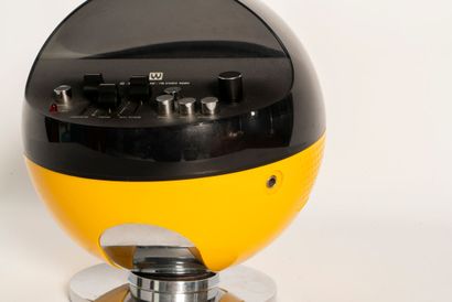 WELTRON 
Ball-shaped radio in yellow plastic...