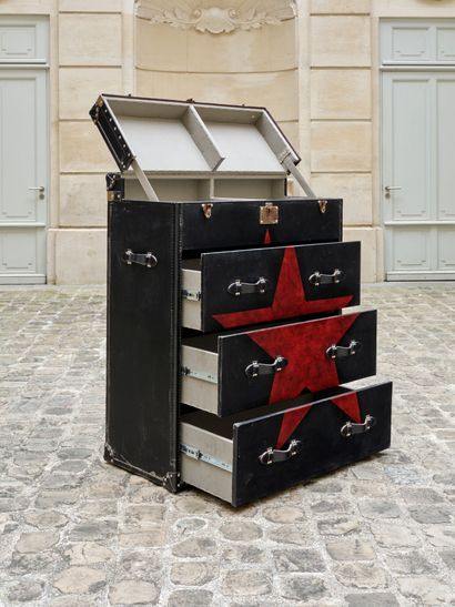 Andrew MARTIN (XXIe)
Malle en cuir noir ouvrant...