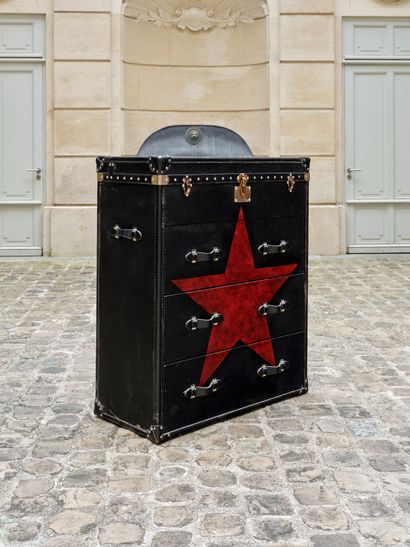 Andrew MARTIN (XXIe)
Malle en cuir noir ouvrant...