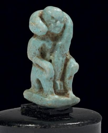 EGYPTE
AMULETTE représentant un homme assis,...