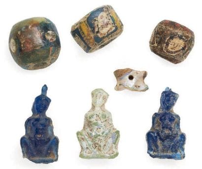 EGYPTE
Lot composé de TROIS PERLES mosaïquées...