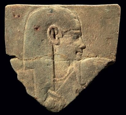 EGYPTE
RELIEF sculpté du visage de profil...
