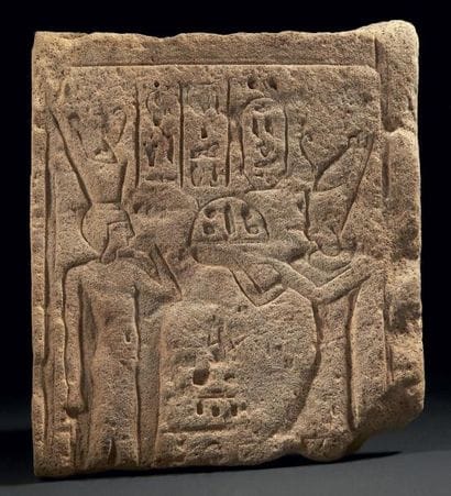 EGYPTE
BAS-RELIEF sculpté d'un pharaon romain,...