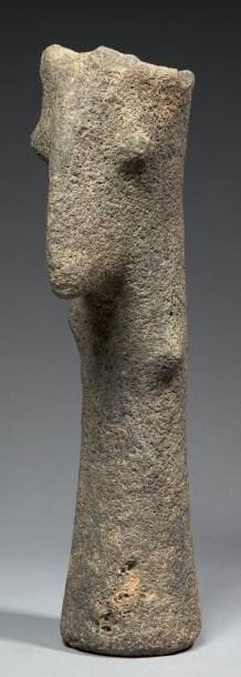 AUTEL ANTHROPOMORPHE. Autel cylindrique,...
