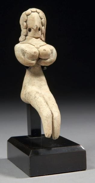 STATUETTE DE FEMME ASSISE. Figurine de femme...
