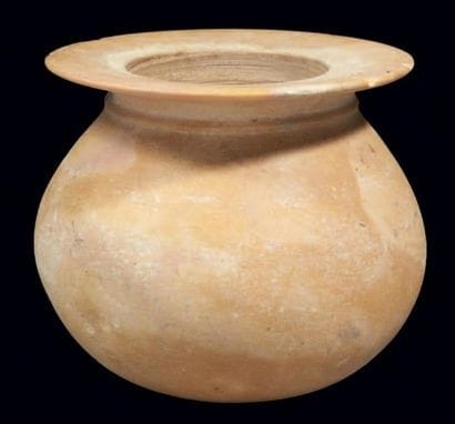 VASE à panse sphérique surmontée d'une lèvre...
