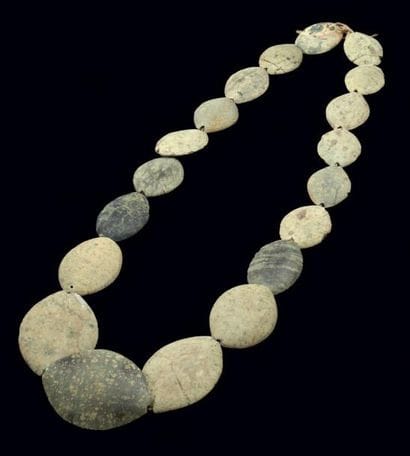 GRAND COLLIER formé de dix-neuf perles amygdaloïdes...