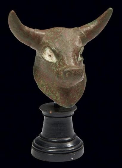 ÉLÉMENT MOBILIER en forme de tête de taureau,...