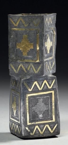 RARE VASE formé de deux cubes superposés,...