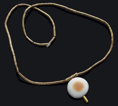 COLLIER spiralé orné d'un pendentif circulaire...