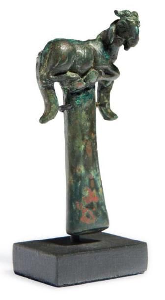 MANCHE DE MIROIR orné d'une figurine de jeune...