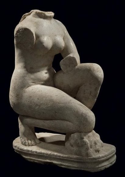 VÉNUS ACCROUPIE. Statue représentant la déesse...