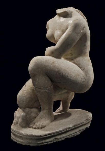 VÉNUS ACCROUPIE. Statue représentant la déesse...
