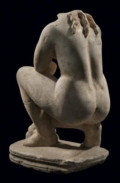 VÉNUS ACCROUPIE. Statue représentant la déesse...