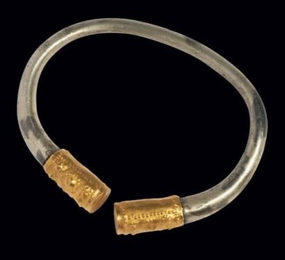 BRACELET circulaire ouvert dont les tampons...