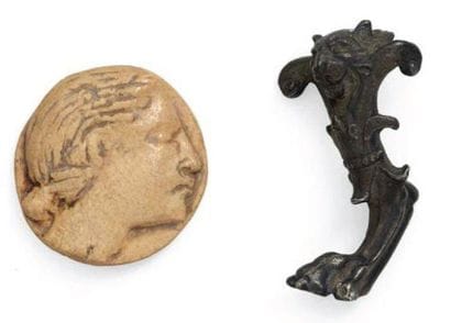 Lot composé d'un JETON sculpté d'un profil...