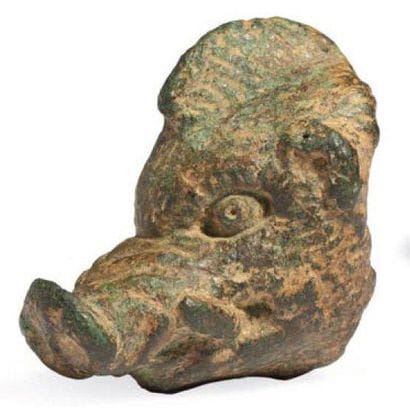FIGURINE représentant une hure de sanglier,...