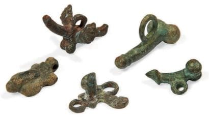 Lot composé de CINQ AMULETTES PHALLIQUES,...