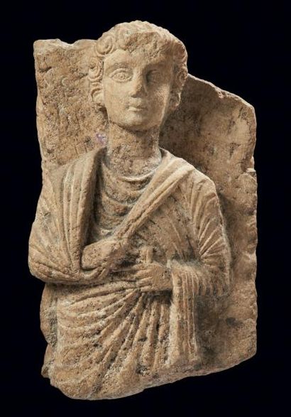 STÈLE PHRYGIENNE. Fragment de stèle sculptée...