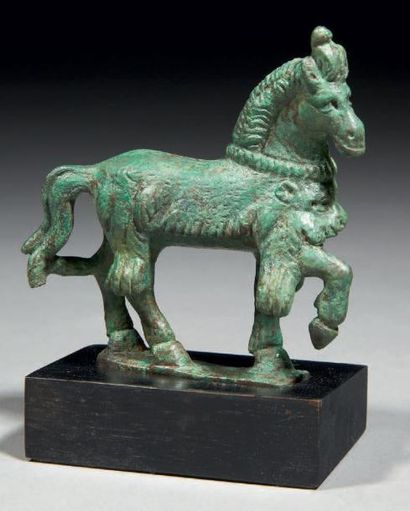 CHEVAL DE PARADE. Statuette représentant...