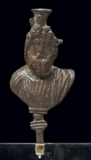 FIGURINE REPRÉSENTANT LE BUSTE DU DIEU SÉRAPIS....