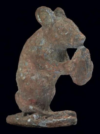 FIGURINE représentant une souris dressée...