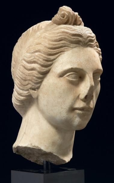 TÊTE DE FEMME EN ISIS. Tête grandeur nature...
